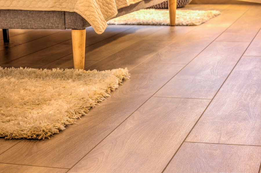 Suelo de madera con beta marcada en salón